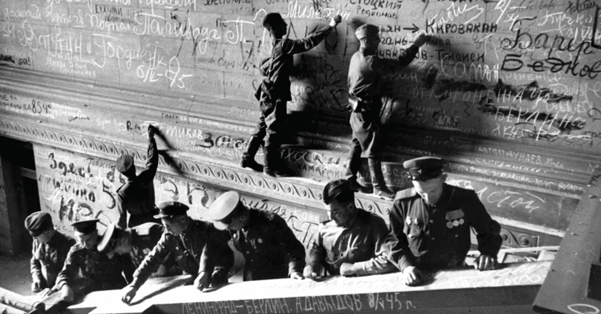 soldados sovieticos escrevem Reichstag 1945